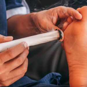 How Moxibustion Addresses Knee Pain